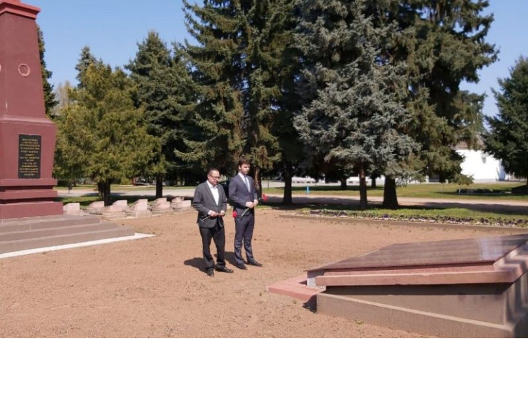 A diplomáciai testület tagjai virágokat helyeznek el az emlékműnél Magyarország felszabadításának napja alkalmából 